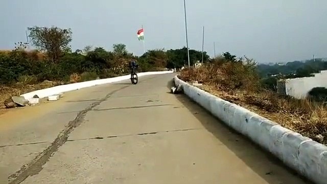 Descente en vélo sur la tête les pieds en l'air !