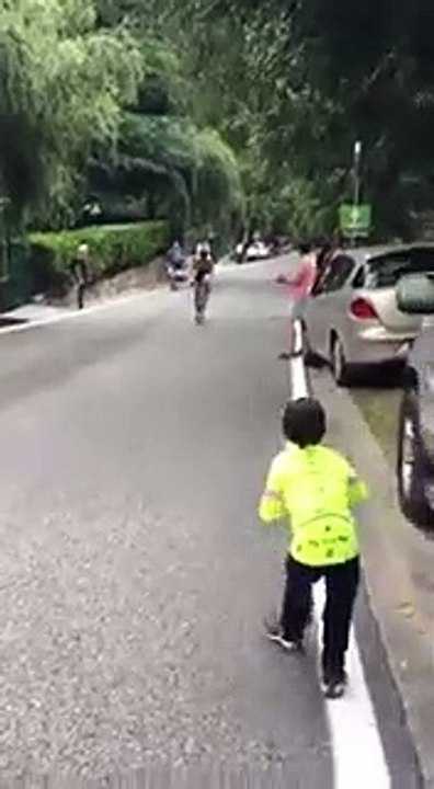 El niño animaba al ciclista en La Vuelta y la respuesta del deportista da la vuelta al mundo