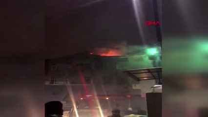 Bağcılar'da 4 katli binanın çatısı alev alev yandı