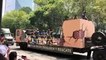 “Burla a las víctimas": Una carroza del desfile militar 'recuerda' los sismos en México
