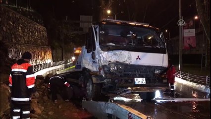 Sarıyer'de istinat duvarı çöktü - İSTANBUL