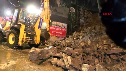 Sarıyer'de istinat duvarı yola çöktü