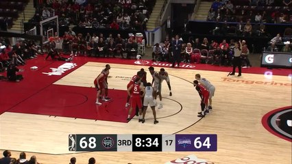 Justin Anderson throws it down!