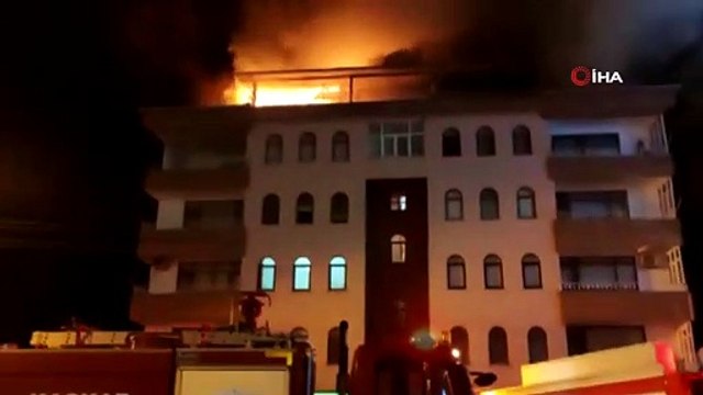 5 katlı apartmanın çatı katında çıkan yangın korkuttu
