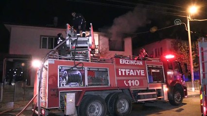 Erzincan'da yangında kalbi duran yaşlı adam hastanede hayata döndürüldü