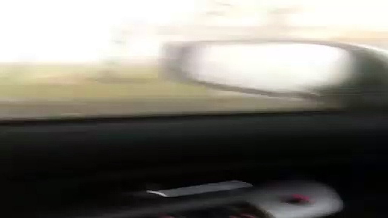 "En pleno tornado": Una conductora grita aterrada mientras el viento le destroza la ventana de su coche