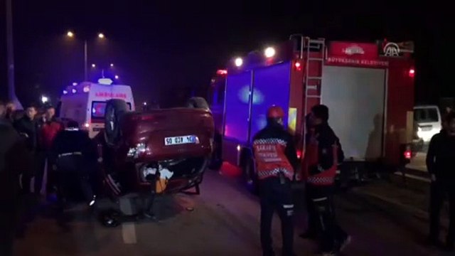 Yayalara çarpmamak için manevra yapan otomobil devrildi: 2 yaralı - SAKARYA