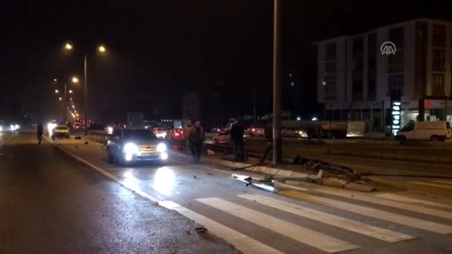 Yayalara çarpmamak için manevra yapan otomobil devrildi: 2 yaralı