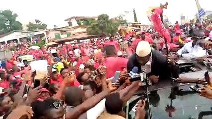 Elie Kamano acclamé par la foule à la Tannerie