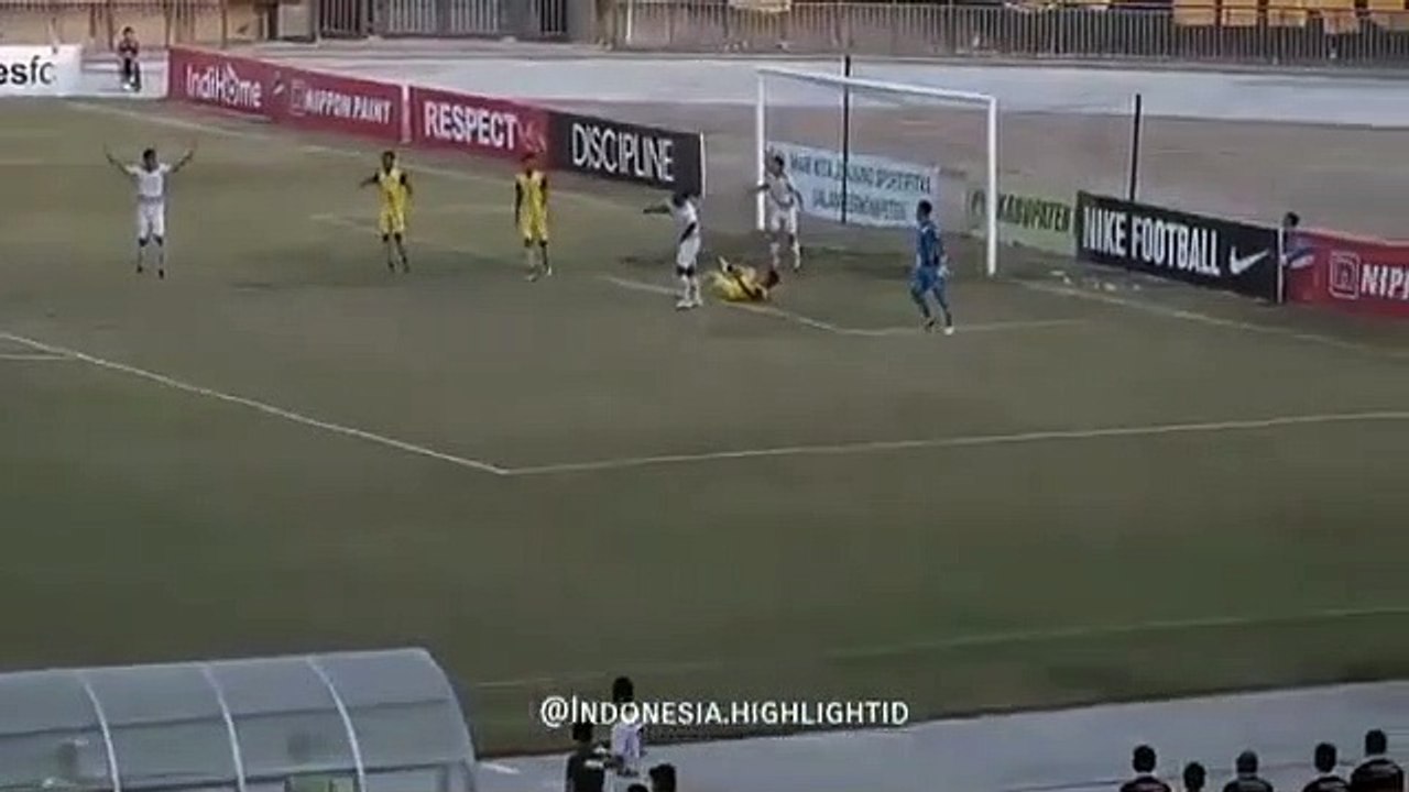 El árbitro pita un penalti en el último minuto y el equipo contrario lo golpea a patadas