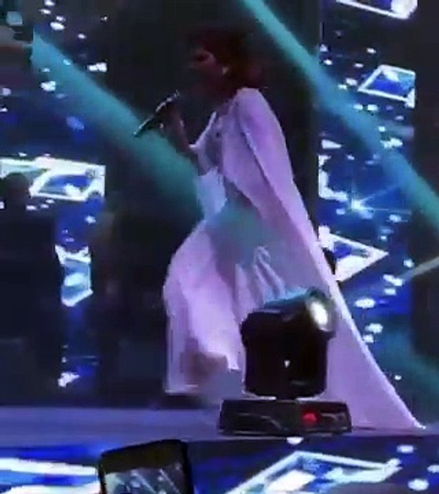 اصالة نصري تغني حافية القدمين على المسرح