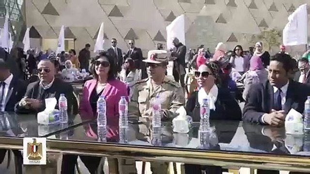 لوحة فنية لقناع الملك توت عنخ آمون تسجل رقما قياسيا بموسوعة جينيس