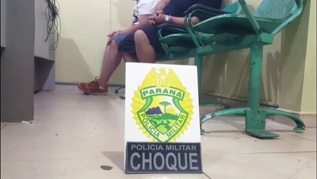 Com revólver e munições, dupla tenta fugir, mas acaba detida pelo Choque