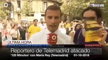 Cobarde ataque con botes de humo de los violentos al reportero de Telemadrid en la ciudad sin ley el 1-O
