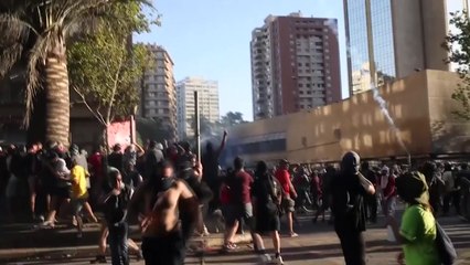 홍콩 쇼핑몰에서 '中 보따리상 반대' 시위...15명 체포 / YTN