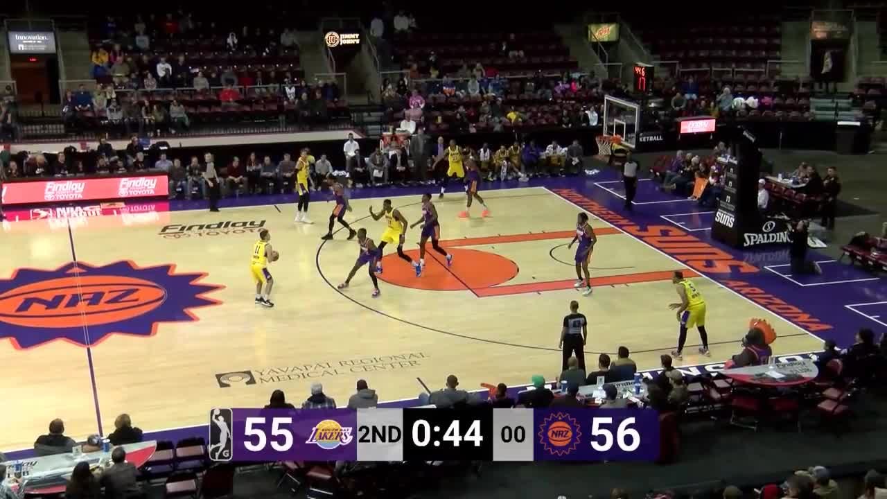 A bigtime dunk by Kostas Antetokounmpo!