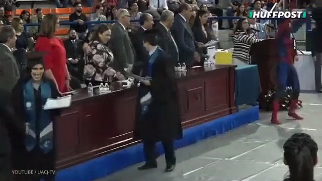 Spiderman se gradúa de derecho y va a la entrega de diplomas con su traje