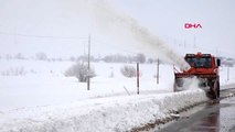 Hakkari yüksekova'da kardan kapanan yolları temizleme çalışmaları devam ediyor