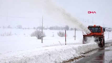 Hakkari yüksekova'da kardan kapanan yolları temizleme çalışmaları devam ediyor
