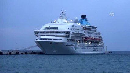 Kuşadası'na 2019'un son kruvaziyeri, 675 yolcusuyla yanaştı