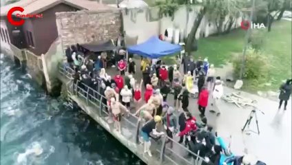 Boğaz'da şaşkına çeviren manzara: Buz gibi suya atlayıp böyle yüzdüler