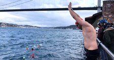 Soğuk havaya aldırış etmeyen vatandaşlar Boğaz'da yüzdü