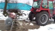 Traktörü ile karda kapanan köy yollarını açıyor