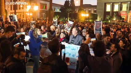 شاهد: مئات المغربيين يتظاهرون احتجاجاً على توقيف صحافي