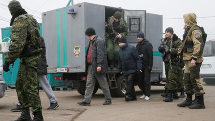 Ukraine government and separatists begin prisoners swap
