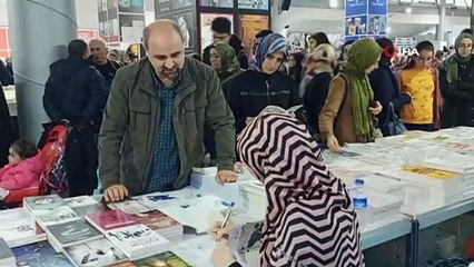 Bursalı yazar ’Küçük Anne’ Tuğçe Çakır imza gününde takipçileriyle buluştu