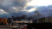 Gigantesco incendio a Barletta, fumo nero visibile da Andria - tutti i video