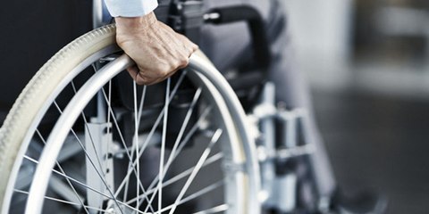 Un anciano en silla de ruedas, con muy mala leche, derriba deliberadamente a un obrero que trabajaba sobre una escalera