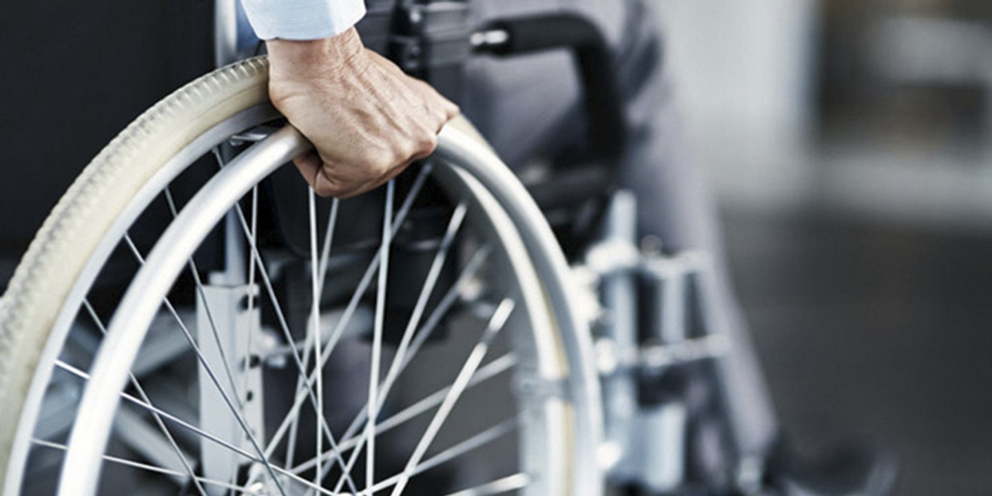Un anciano en silla de ruedas, con muy mala leche, derriba deliberadamente a un obrero que trabajaba sobre una escalera