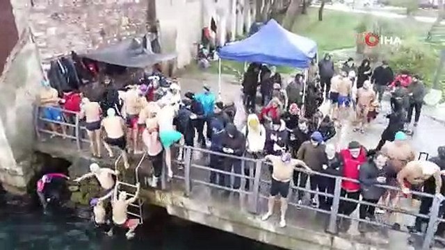 60 kişilik grup, soğuk havaya aldırmadan Boğaz'da yüzdüler: Bir karış su görsek yüzeriz