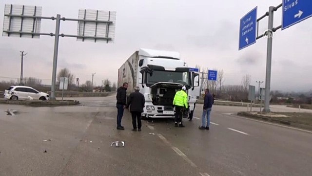 Tırla çarpışan otomobildeki 3 kişi yaralandı - TOKAT
