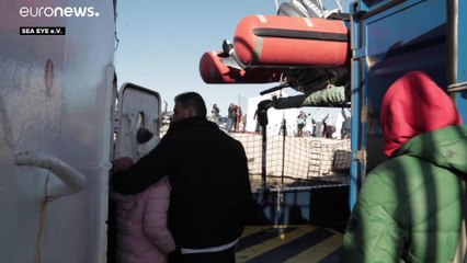 Kiköthet olasz partokon egy menekülteket szállító hajó