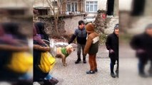 Minik yüreklerin yürek ısıtan hareketi...Sokak köpeği üşümesin diye elbise giydirdi