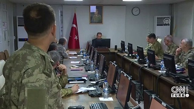 Son dakika... Bakan Akar ve TSK komuta kademesi Suriye sınırının sıfır noktasında