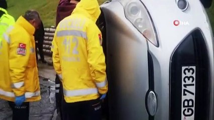 TEM'de kayganlaşan yolda araç yan yattı :1 yaralı