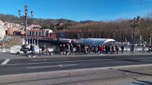 Los bilbaínos disfrutan del sol de los últimos días de 2019