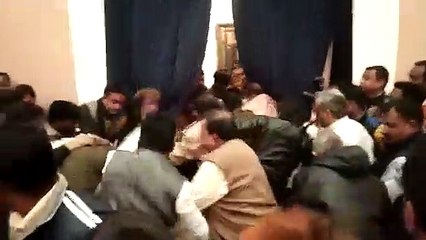 भोपाल में महापौर के अभिनंदन समारोह में हुआ दंगल, जमकर चले लात धूसे