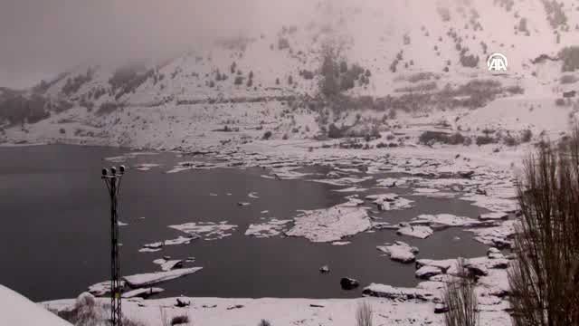 Çat Barajı'ndaki yüzen adalar dondu