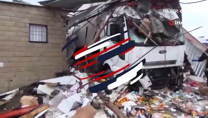 Şanlıurfa'da tır markete daldı!