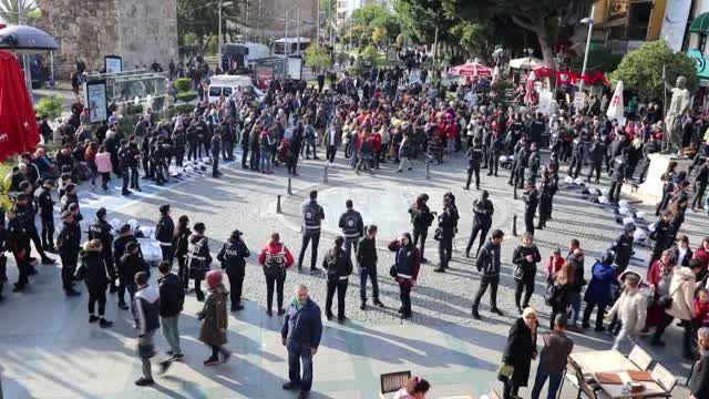 Antalya'da kadınların 'danslı protestosuna' polis engeli