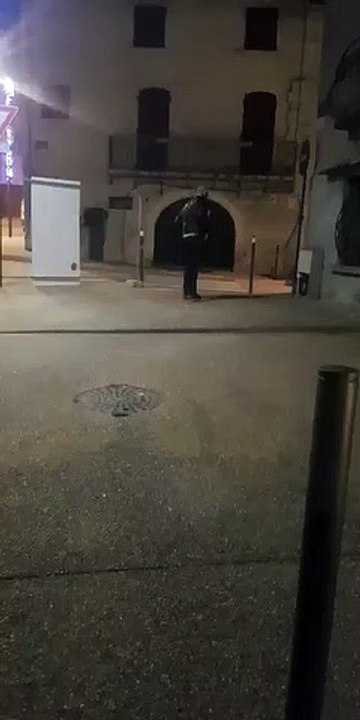 SVP , RENDEZ LUI ( A KEK ) SES BÉQUILLES ... MERCI !!!!