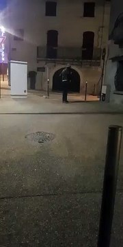 SVP , RENDEZ LUI ( A KEK ) SES BÉQUILLES ... MERCI !!!!