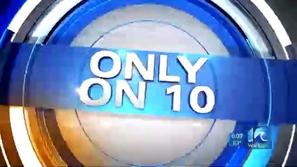 Un trabajador de una planta de procesamiento de carne orina sobre la línea de trabajo