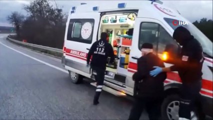 Скачать видео: Kontrolden çıkan araç bariyerlere çarparak durabildi: 1 yaralı