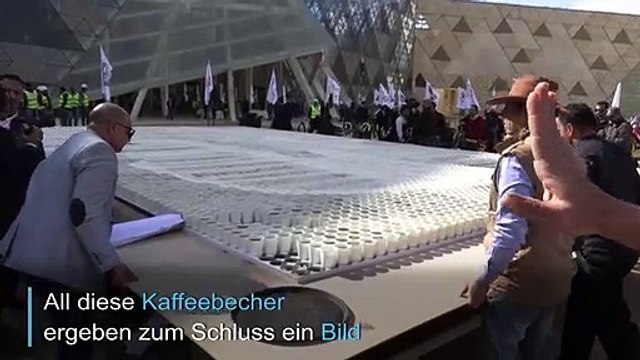 Tutanchamun-Maske aus 7260 Bechern mit Kaffee