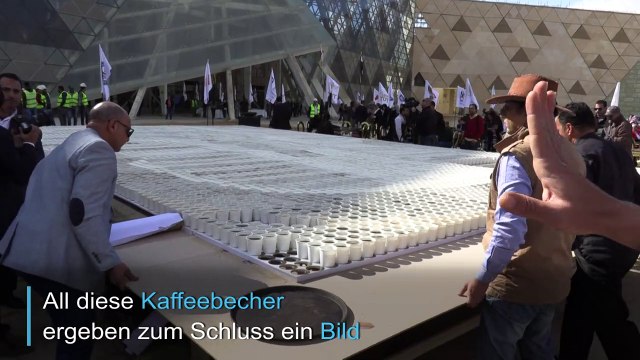 Tutanchamun-Maske aus 7260 Bechern mit Kaffee